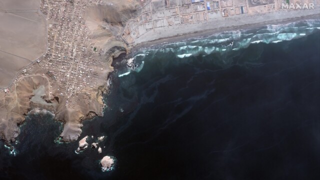 Overview of oil on ocean and Playa Cavero, Ventanilla, Peru | Satellite image ยฉ2022 Maxar Technologies.