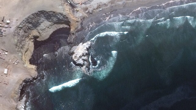 Closer view of oil on ocean and cleanup work in progress on Playa Cavero, Ventanilla, Peru | Satellite image ยฉ2022 Maxar Technologies.