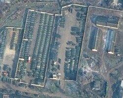Closer view of infantry fighting vehicles, artillery and equipment, Bakhchysarai, Crimea | Satellite image ยฉ2022 Maxar Technologies.